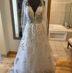Elegant Wedding Dress with Veil